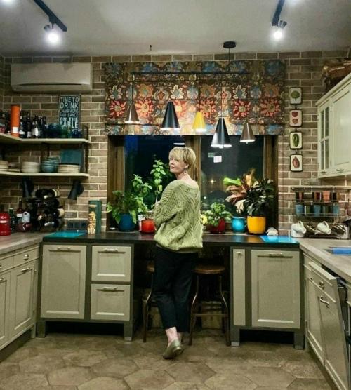 В данный момент все находятся дома вместе с Юлией Меньшовой. 

