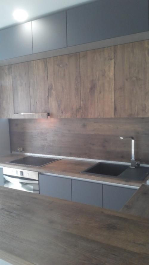 Черный цвет и дерево на кухне. 04