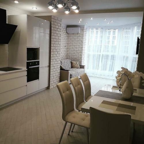 Не кухня, а мечта хозяйки) столько места, хоть танцуй. 02