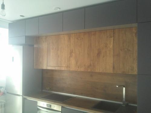 Черный цвет и дерево на кухне.