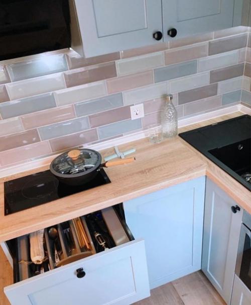 Небольшая кухня. В современном стиле. 04