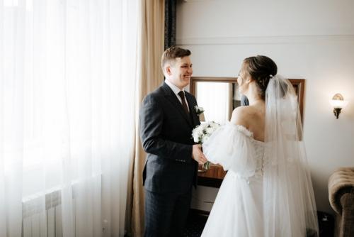 Традиция разделять жениха и невесту в ночь перед свадьбой по-прежнему актуальна, но это вовсе не обязательно. 08