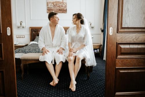 Традиция разделять жениха и невесту в ночь перед свадьбой по-прежнему актуальна, но это вовсе не обязательно. 03