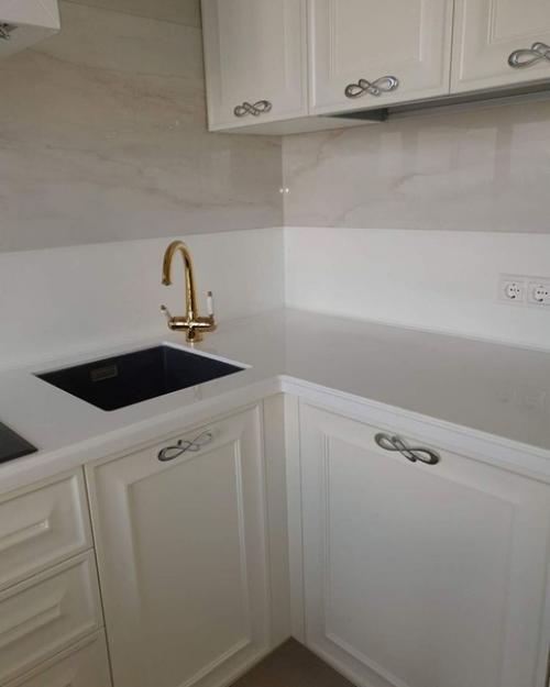 Похвастаюсь кухней.  Тут много критиков сейчас набегут но я и правда осталась довольна. 05