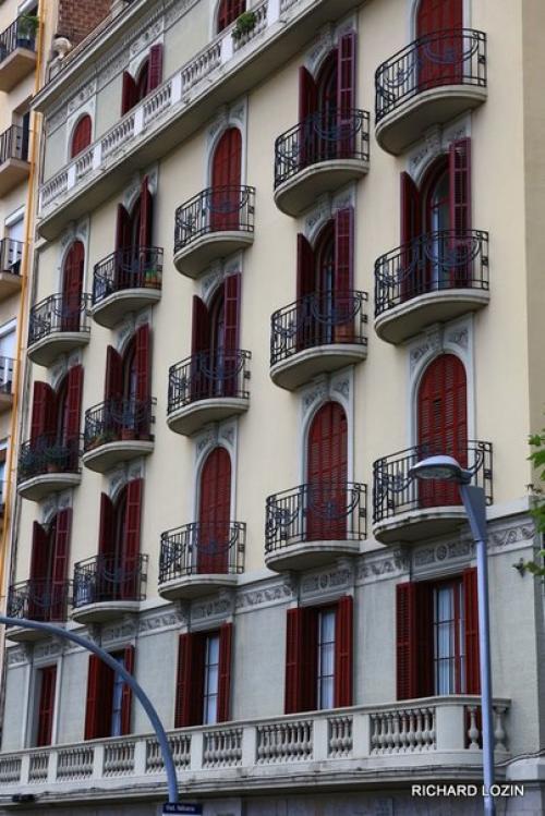 Балкон в наши дни привычным продолжением квартиры стал. 04