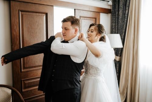 Традиция разделять жениха и невесту в ночь перед свадьбой по-прежнему актуальна, но это вовсе не обязательно. 07