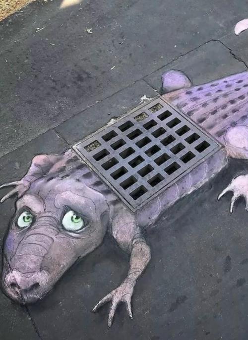 Трещины на тротуарах превращаются в целые миры художника. 07