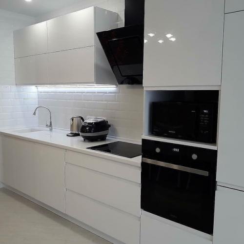 Не кухня, а мечта хозяйки) столько места, хоть танцуй. 01