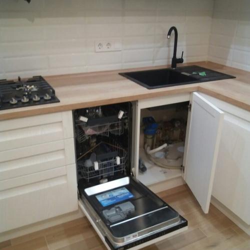 Светлая кухня со встроенной техникой. 01