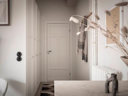 В этой квартире - 1, 5 комнаты - именно так позиционирует недвижимость брокерская компания - продавец. 03