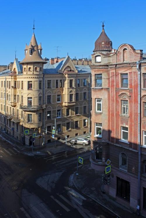 Интерьеры комнаты с балконом в коммунальной квартире доходного дома герцога Н. Н. лейхтенбергского 1904 - 1905 годов постройки. 02