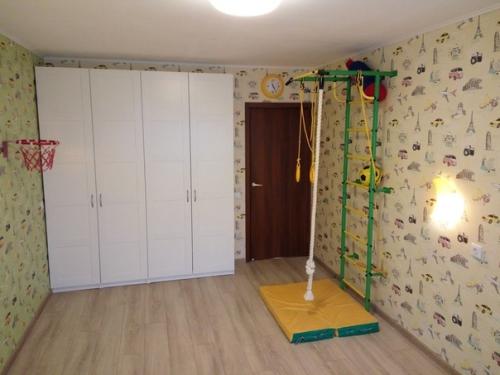 Такое решение в детской помогло сэкономить место и удачно организовать пространство. 09