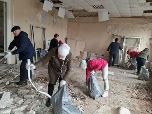 Волонтеры культуры и спорта павловского округа организовали и провели субботник в доме номер 10 по ул. Крупской. 02