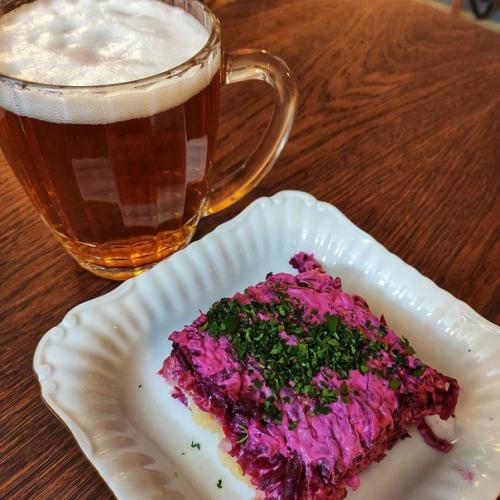 Синичка бар.  Ресторация стилизована под советские заведения и всё в ней продумано до мелочей: вывеска, обои, мебель и прочие предметы интерьера. 07