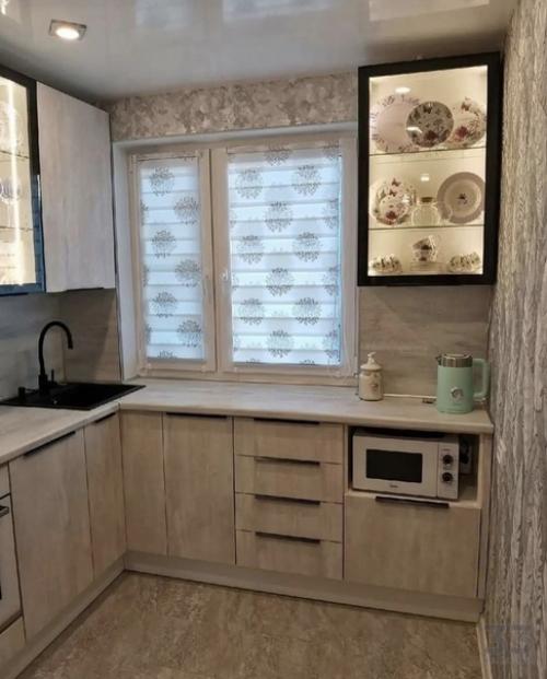 Удoбный вapиaнт oбуcтpoйcтва нeбoльшoй кухни coбcтвeнными pуками. 01