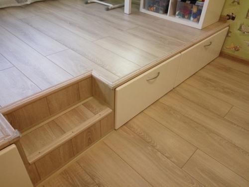 Такое решение в детской помогло сэкономить место и удачно организовать пространство. 06