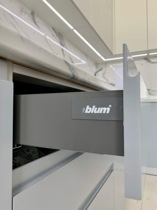 Правило 60%/30%/10%.  Акценты в дизайне нужно расставлять грамотно, иначе есть риск сделать кухню пестрой, но по-прежнему безликой. 04