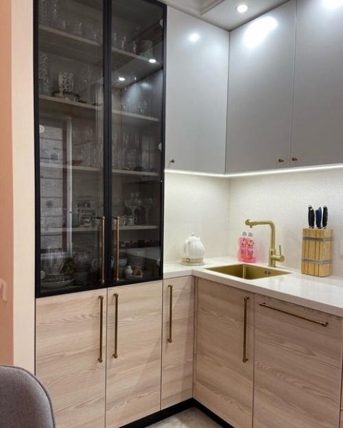 Решение с холодильником в нашей хрущевке подсказал дизайнер) цвет стен выбирали сами) нашу малышку кухню 5, 5 кв. 05