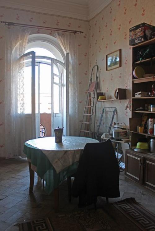 Интерьеры комнаты с балконом в коммунальной квартире доходного дома герцога Н. Н. лейхтенбергского 1904 - 1905 годов постройки.