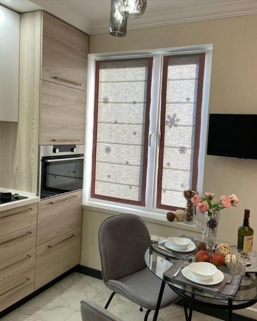 Решение с холодильником в нашей хрущевке подсказал дизайнер) цвет стен выбирали сами) нашу малышку кухню 5, 5 кв. 02