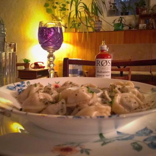 Синичка бар.  Ресторация стилизована под советские заведения и всё в ней продумано до мелочей: вывеска, обои, мебель и прочие предметы интерьера. 08