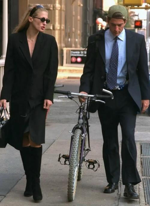 Стиль Кэролин бессетт и Джона Кеннеди - младшего стал отражением их отношений. 

