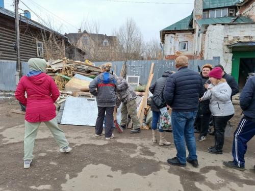 Волонтеры культуры и спорта павловского округа организовали и провели субботник в доме номер 10 по ул. Крупской. 04