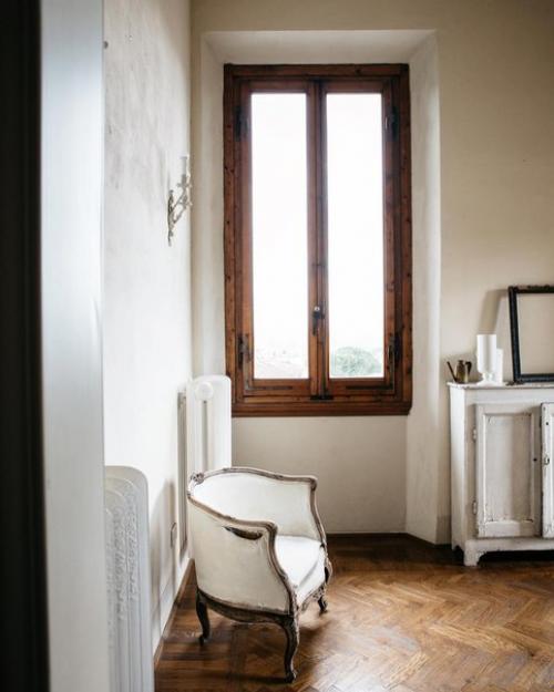 Очень нравятся такие лаконичные и стильные интерьеры, а посуда и мебель передают особый дух этого дома. 01