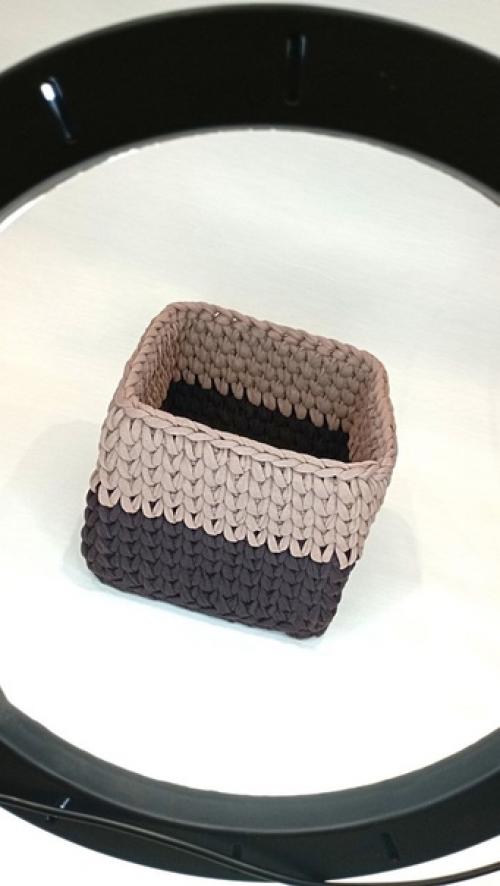 Разнообразие форм, цветов, элементов декора потрясает воображение, когда речь заходит о вязаных корзинах. 03