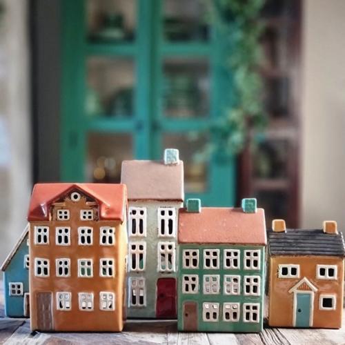 Посмотрите, как красив этот дом с зелёной мебелью. 01