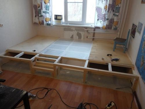 Такое решение в детской помогло сэкономить место и удачно организовать пространство. 01