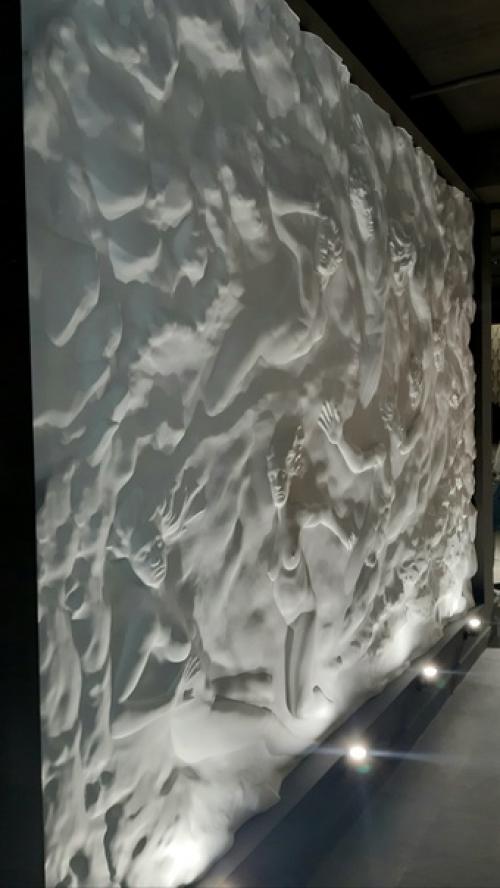 Боюсь ошибиться, но на моей памяти 3D-панели пользуются успехом уже как минимум лет 15. 02