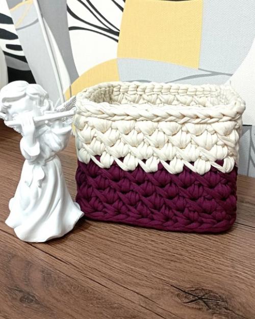 Разнообразие форм, цветов, элементов декора потрясает воображение, когда речь заходит о вязаных корзинах. 04