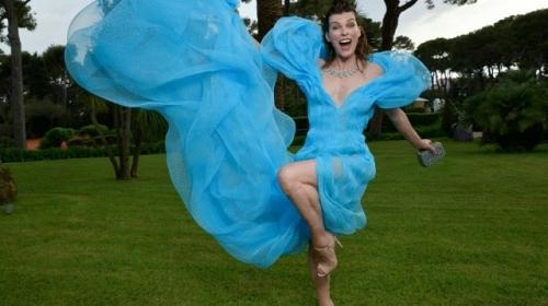 Мила Йовович в небесно-голубом платье на благотворительном вечере в Каннах, 2022 г. 01