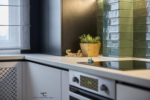 Кухня в современном скандинавском стиле в квартире молодой девушки - студентки. 03