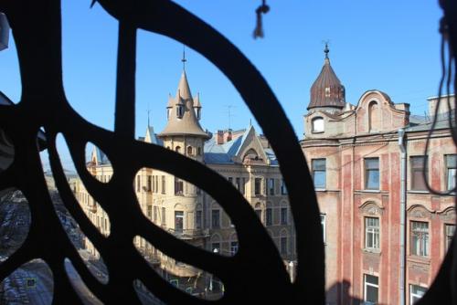 Интерьеры комнаты с балконом в коммунальной квартире доходного дома герцога Н. Н. лейхтенбергского 1904 - 1905 годов постройки. 04