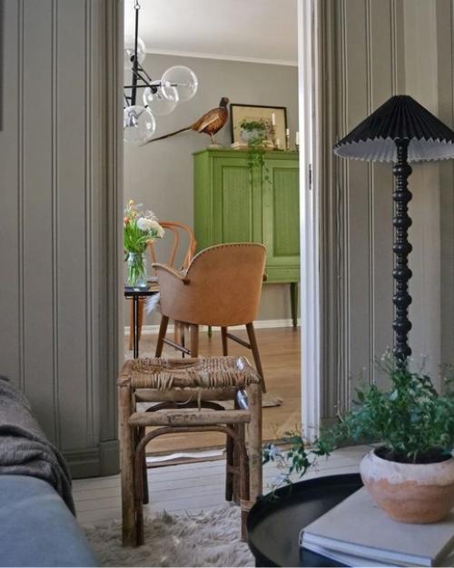 В этом ярком и насыщенном скандинавском доме разбегаются глаза, хочется подробно рассмотреть каждую деталь. 01