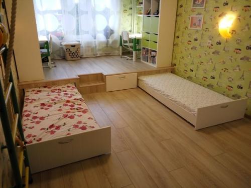 Такое решение в детской помогло сэкономить место и удачно организовать пространство. 07