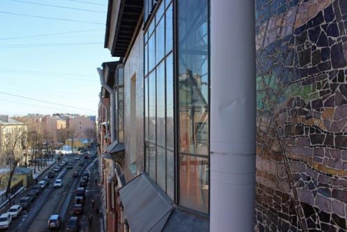 Интерьеры комнаты с балконом в коммунальной квартире доходного дома герцога Н. Н. лейхтенбергского 1904 - 1905 годов постройки. 01