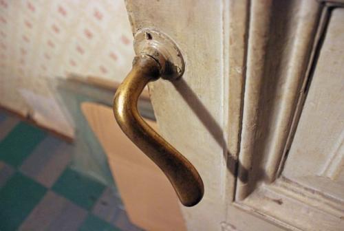 Интерьеры комнаты с балконом в коммунальной квартире доходного дома герцога Н. Н. лейхтенбергского 1904 - 1905 годов постройки. 03