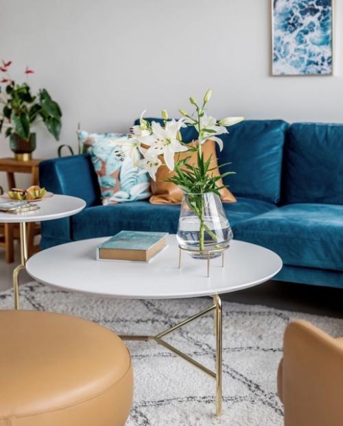 Цвет неба в вашей гостиной: 9 потрясающих синих диванов для уютного интерьера. 04