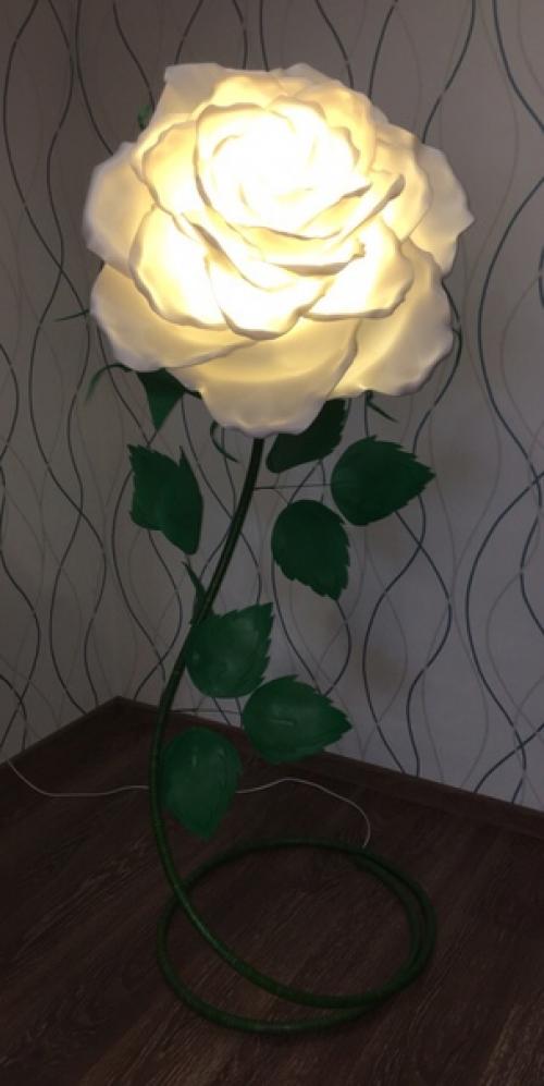 Напольный светильник из изолона всегда вашу квартиру украсит. 01