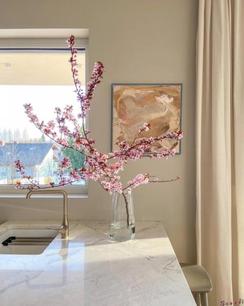 Эстетика современного интерьера в приятных базовых цветах и с прекрасным видом из больших панорамных окон. 05