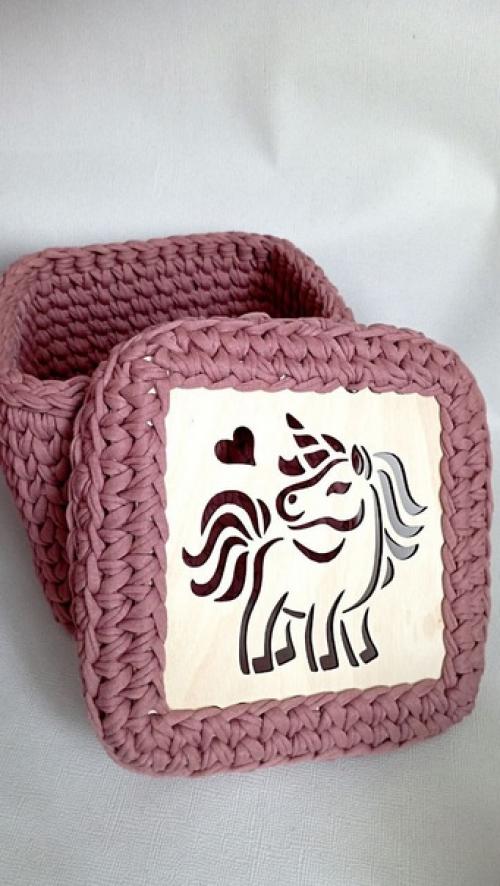 Разнообразие форм, цветов, элементов декора потрясает воображение, когда речь заходит о вязаных корзинах. 01