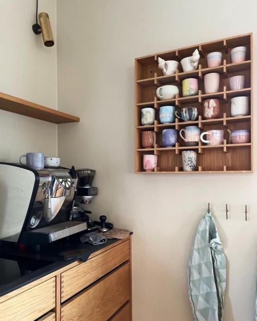 Оливковый, розовый, голубой, зелёный -- интерьер этого шведского дома буквально пестрит яркими красками и принтами. 08