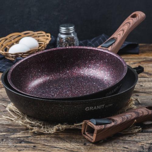 Ассортимент сковород ТМ Kukmara включает в себя изделия самых популярных диаметров как без ручек, так и с фиксированными или со съемными ручками. 01