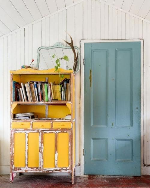 Обшарпе - старость, пожитость, усталость, испачканость, облезлость и даже некоторая поломанность, не несущая опасность пользования предметом. 09