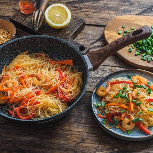 Ассортимент сковород ТМ Kukmara включает в себя изделия самых популярных диаметров как без ручек, так и с фиксированными или со съемными ручками. 06