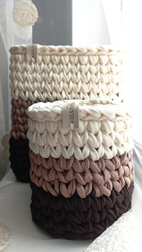 Разнообразие форм, цветов, элементов декора потрясает воображение, когда речь заходит о вязаных корзинах. 02