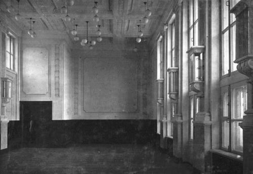 На множестве старых фотографий запечатлены фасады зданий Новокузнецка, но снимки интерьеров - это действительно редкость. 01